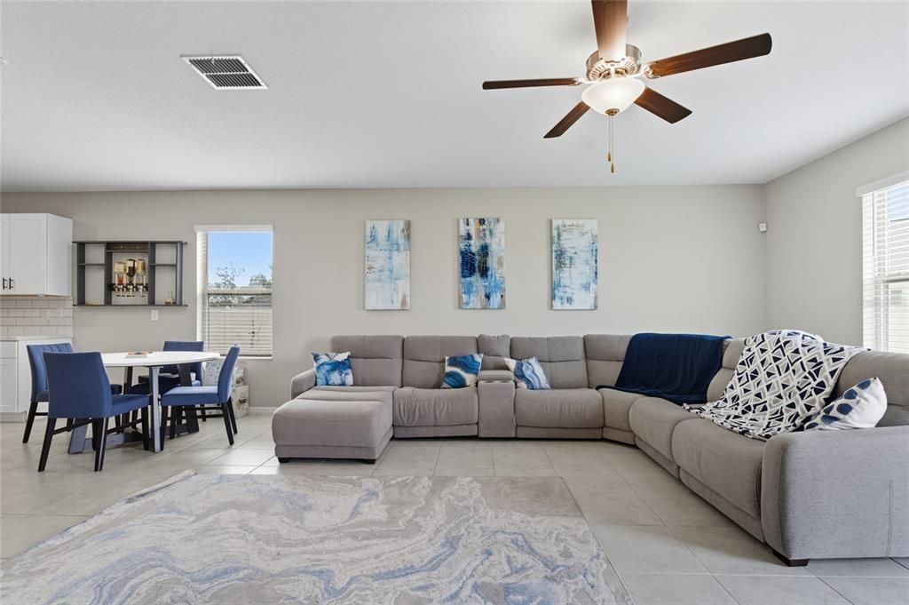 合同活跃: $530,000 (5 贝兹, 2 浴室, 2949 平方英尺)