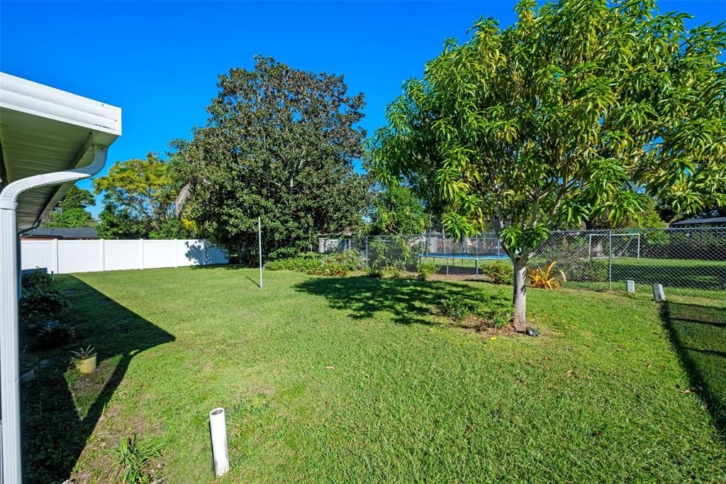 合同活跃: $275,000 (2 贝兹, 2 浴室, 1000 平方英尺)