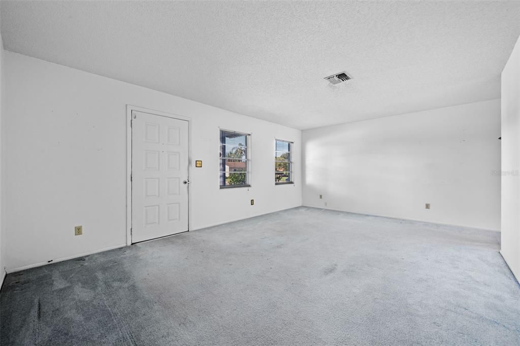 合同活跃: $275,000 (2 贝兹, 2 浴室, 1000 平方英尺)