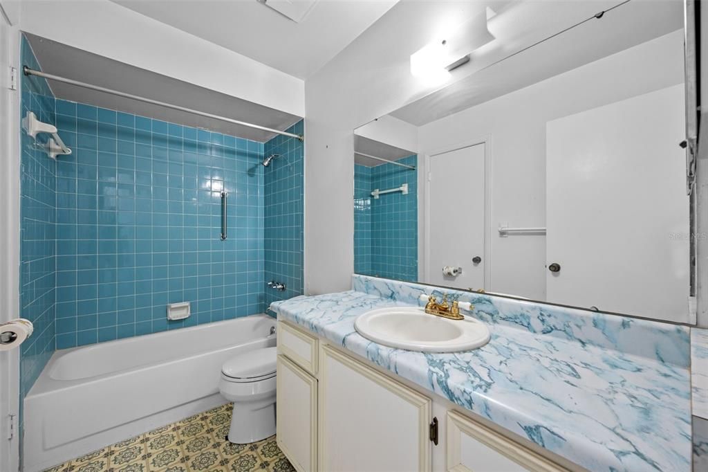 合同活跃: $275,000 (2 贝兹, 2 浴室, 1000 平方英尺)