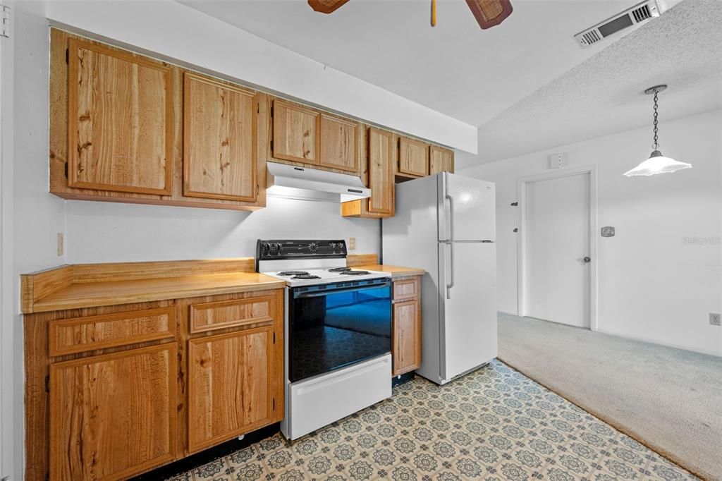 合同活跃: $275,000 (2 贝兹, 2 浴室, 1000 平方英尺)