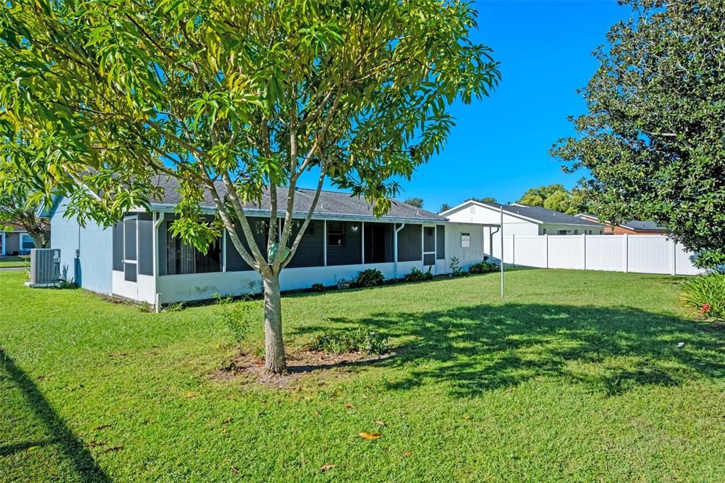 合同活跃: $275,000 (2 贝兹, 2 浴室, 1000 平方英尺)