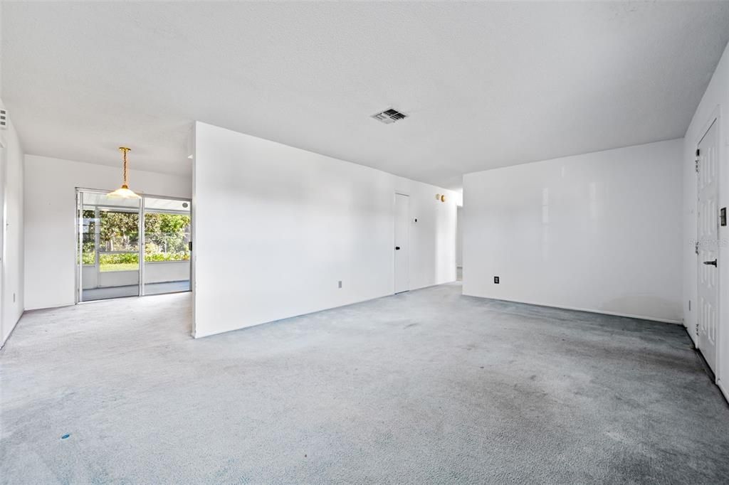 合同活跃: $275,000 (2 贝兹, 2 浴室, 1000 平方英尺)