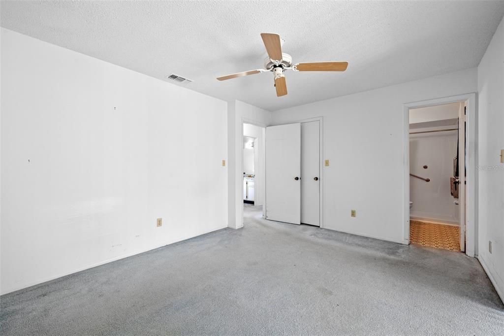 合同活跃: $275,000 (2 贝兹, 2 浴室, 1000 平方英尺)