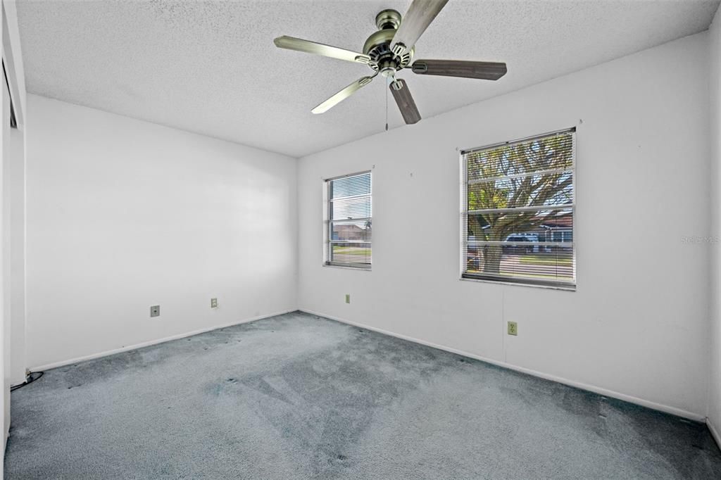 合同活跃: $275,000 (2 贝兹, 2 浴室, 1000 平方英尺)