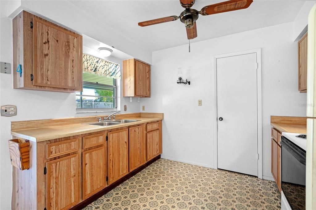 合同活跃: $275,000 (2 贝兹, 2 浴室, 1000 平方英尺)