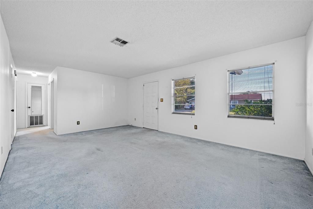 合同活跃: $275,000 (2 贝兹, 2 浴室, 1000 平方英尺)