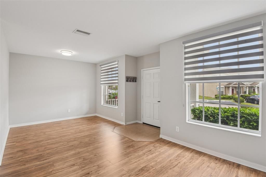 Active With Contract: $290,000 (3 beds, 3 baths, 1653 Square Feet)