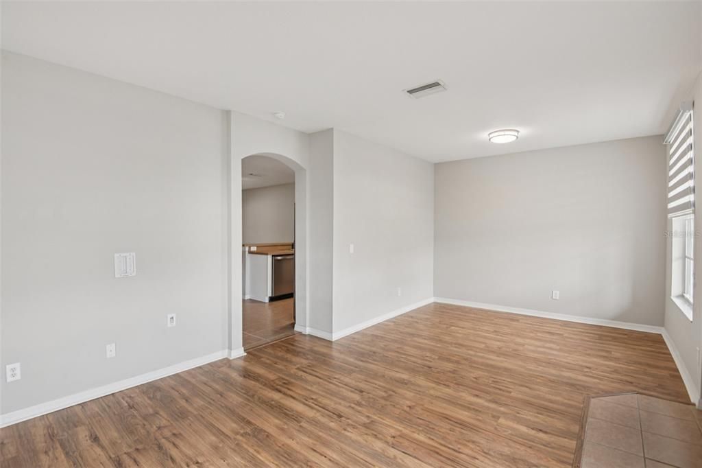 Active With Contract: $290,000 (3 beds, 3 baths, 1653 Square Feet)