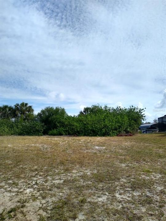 待售: $310,000 (0.23 acres)