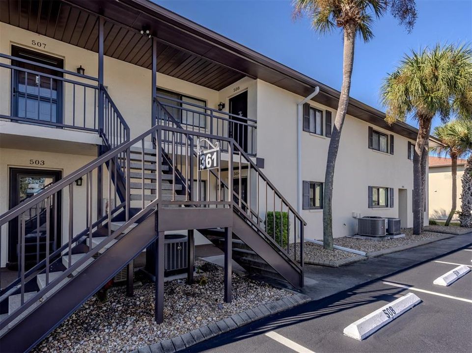 For Rent: $4,500 (2 beds, 2 baths, 909 Square Feet)