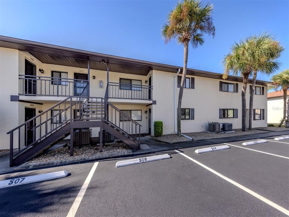 For Rent: $4,500 (2 beds, 2 baths, 909 Square Feet)