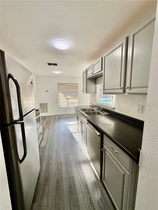 待售: $180,000 (1 贝兹, 1 浴室, 638 平方英尺)