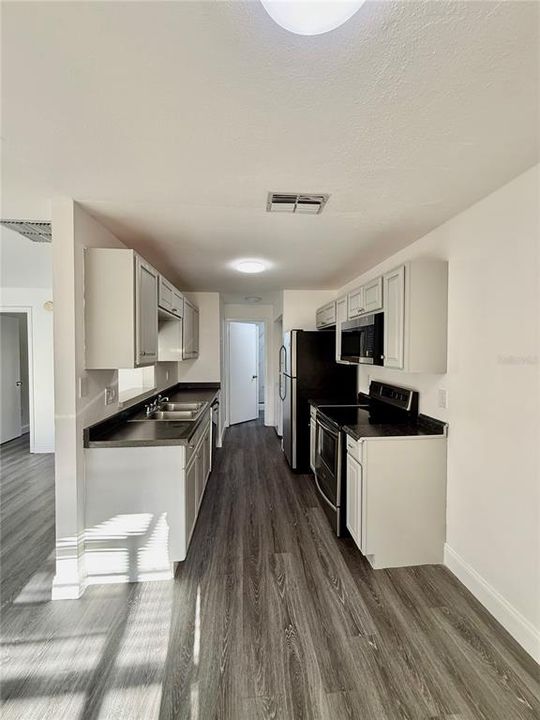 待售: $180,000 (1 贝兹, 1 浴室, 638 平方英尺)