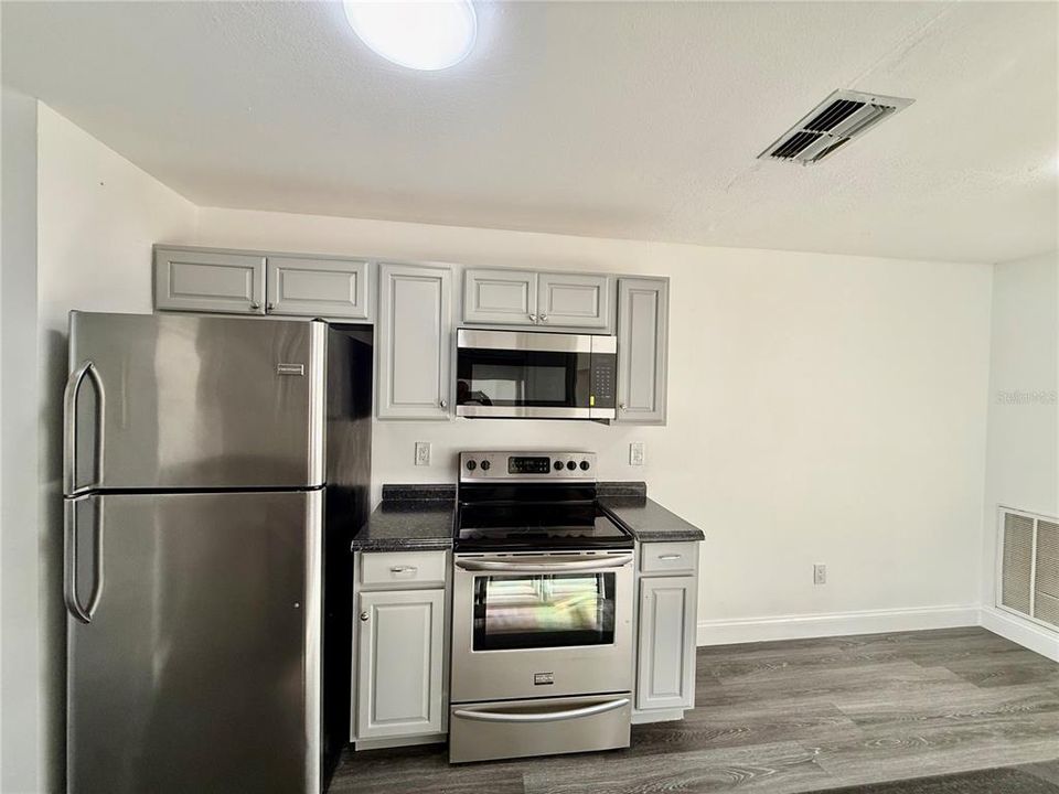 待售: $180,000 (1 贝兹, 1 浴室, 638 平方英尺)