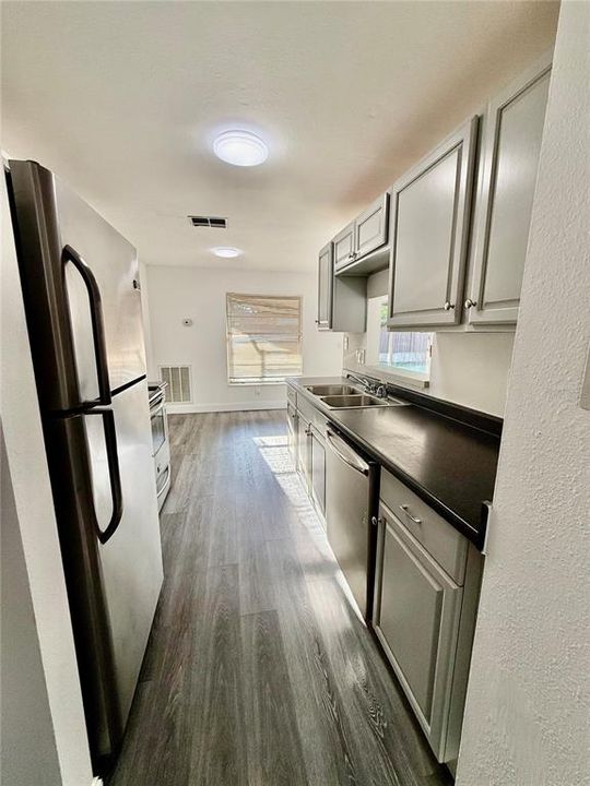 待售: $180,000 (1 贝兹, 1 浴室, 638 平方英尺)