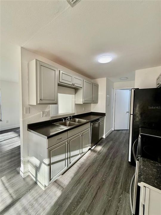 待售: $180,000 (1 贝兹, 1 浴室, 638 平方英尺)