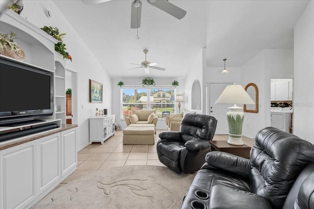 Под контрактом: $345,900 (3 спален, 2 ванн, 1462 Квадратных фут)