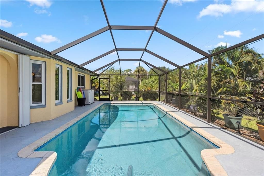 Под контрактом: $345,900 (3 спален, 2 ванн, 1462 Квадратных фут)