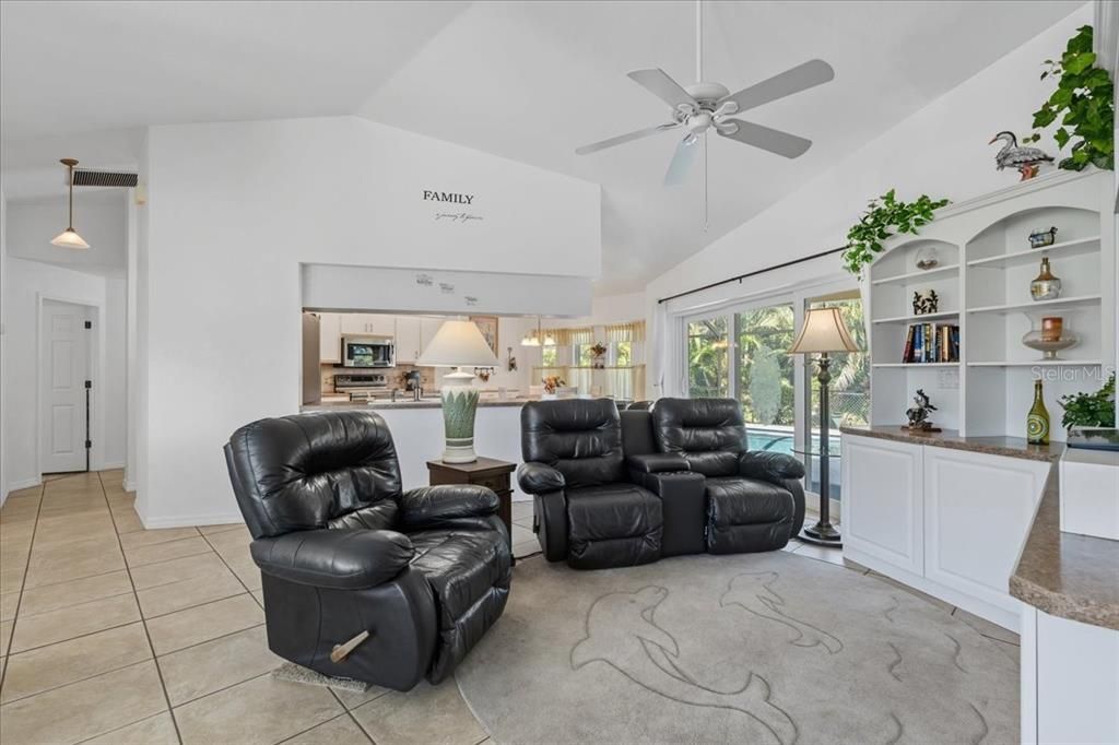 Под контрактом: $345,900 (3 спален, 2 ванн, 1462 Квадратных фут)