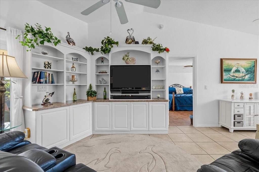 Под контрактом: $345,900 (3 спален, 2 ванн, 1462 Квадратных фут)