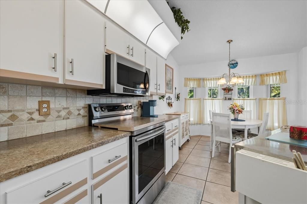 Под контрактом: $345,900 (3 спален, 2 ванн, 1462 Квадратных фут)