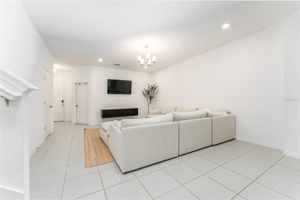 For Sale: $325,000 (3 beds, 2 baths, 1604 Square Feet)