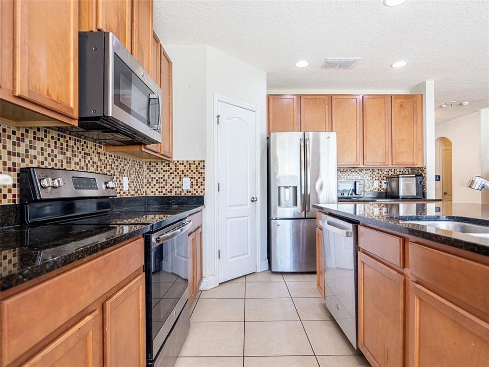 Active With Contract: $468,000 (6 beds, 4 baths, 2972 Square Feet)