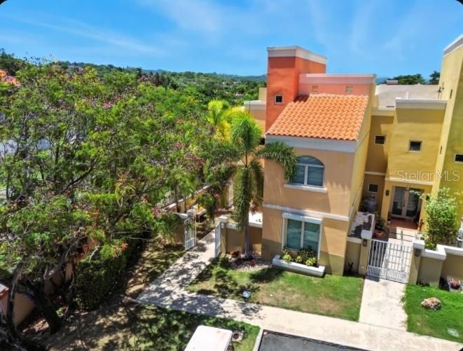 Vendido Recientemente: $600,000 (3 camas, 3 baños, 2200 Pies cuadrados)