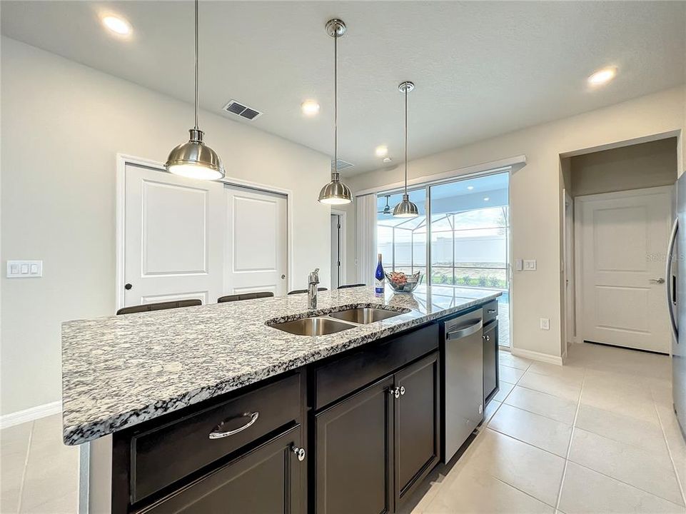 Под контрактом: $659,800 (5 спален, 4 ванн, 2622 Квадратных фут)