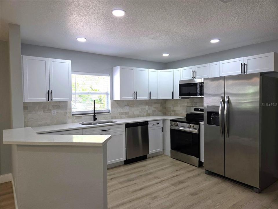 合同活跃: $2,600 (3 贝兹, 2 浴室, 1200 平方英尺)