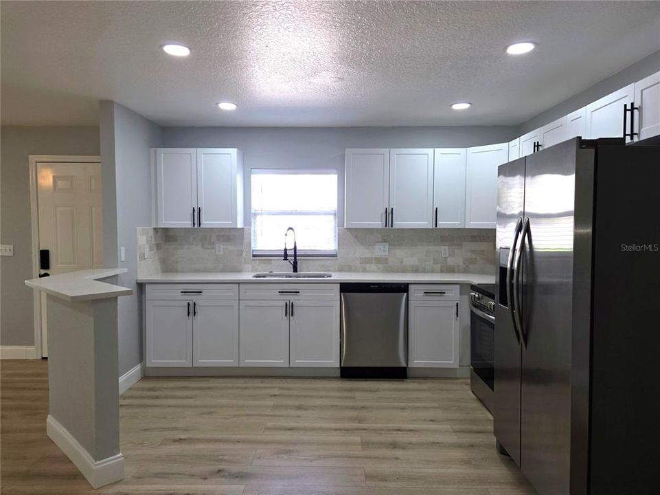 合同活跃: $2,600 (3 贝兹, 2 浴室, 1200 平方英尺)