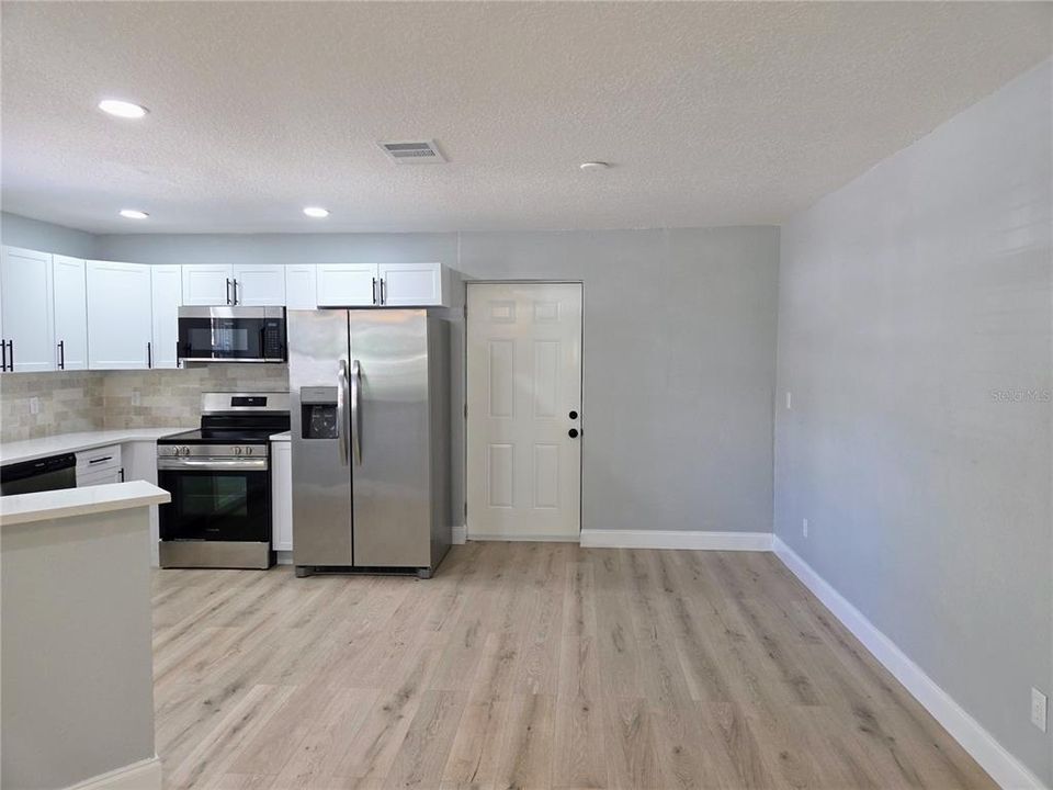 合同活跃: $2,600 (3 贝兹, 2 浴室, 1200 平方英尺)