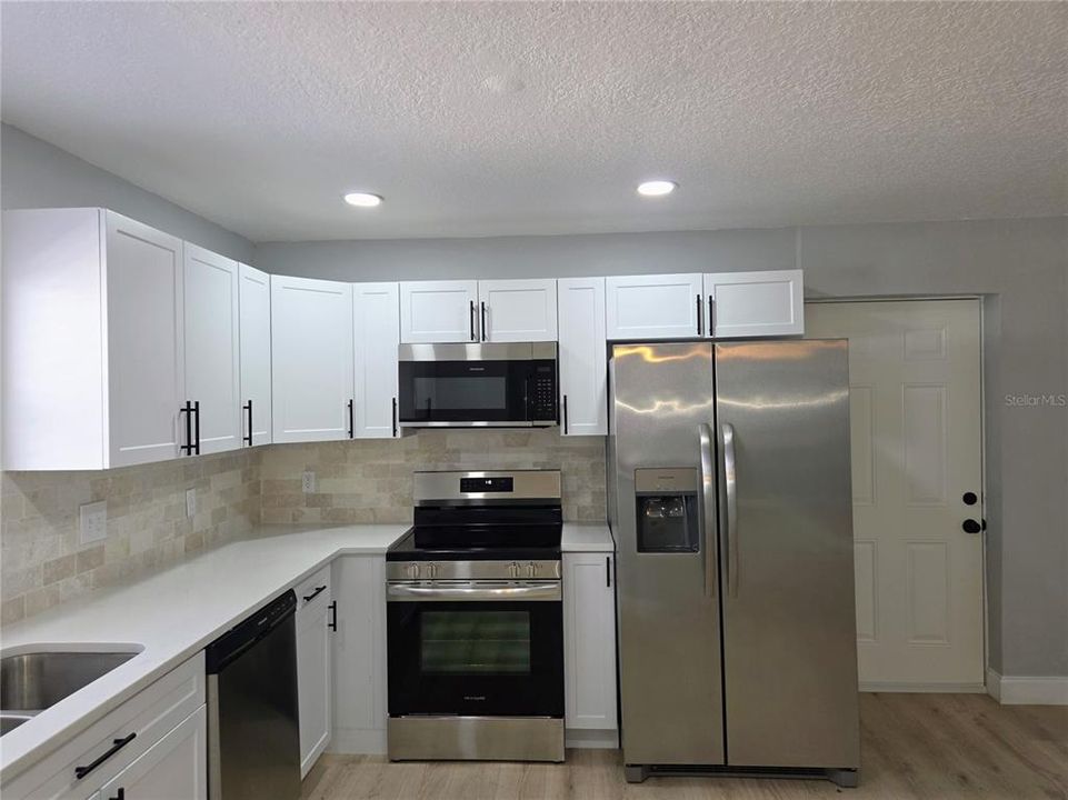 合同活跃: $2,600 (3 贝兹, 2 浴室, 1200 平方英尺)