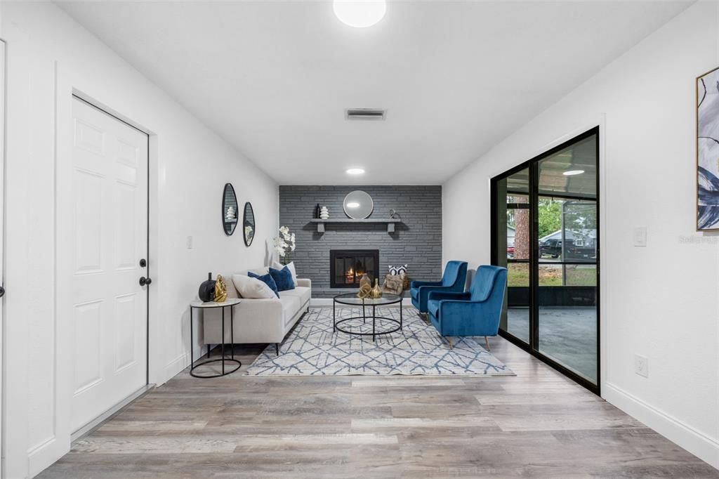 合同活跃: $365,000 (4 贝兹, 2 浴室, 1699 平方英尺)