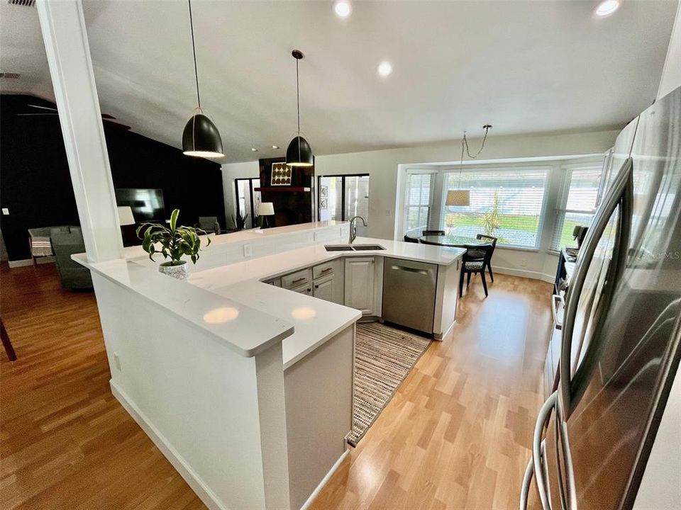 Под контрактом: $515,000 (4 спален, 2 ванн, 2053 Квадратных фут)