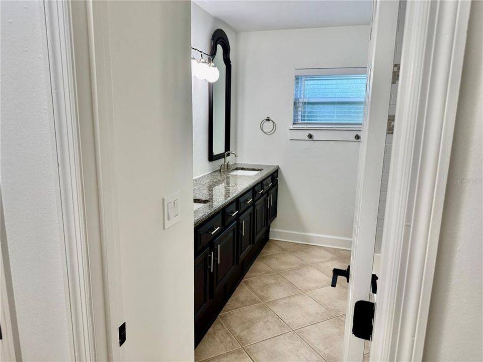 Под контрактом: $515,000 (4 спален, 2 ванн, 2053 Квадратных фут)