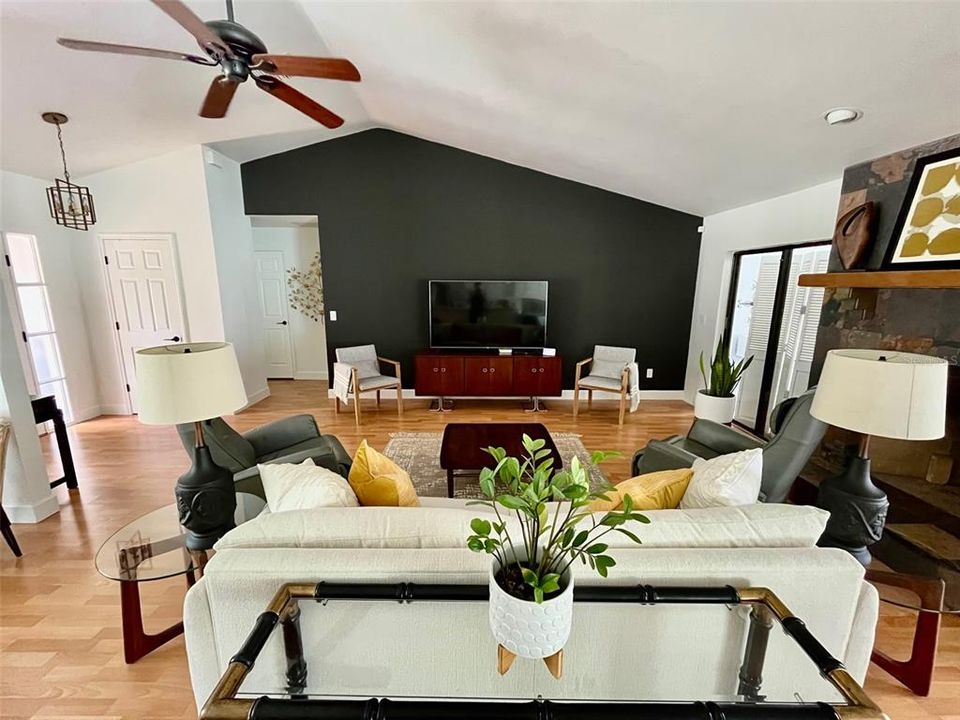 Под контрактом: $515,000 (4 спален, 2 ванн, 2053 Квадратных фут)