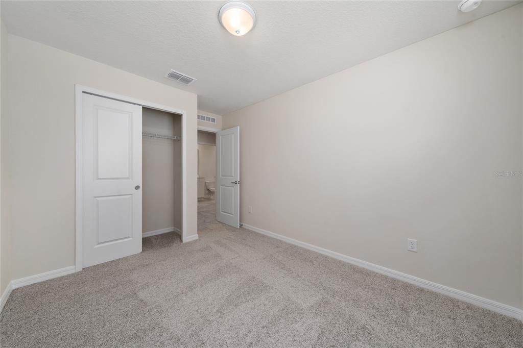 Activo con contrato: $2,650 (3 camas, 2 baños, 1556 Pies cuadrados)