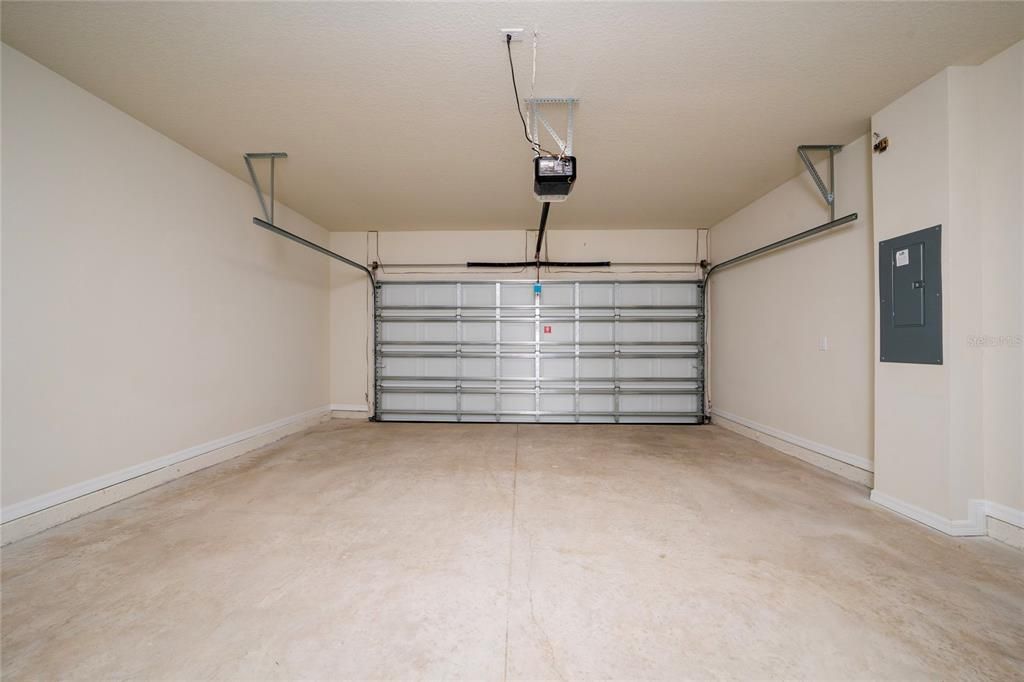 Activo con contrato: $2,650 (3 camas, 2 baños, 1556 Pies cuadrados)