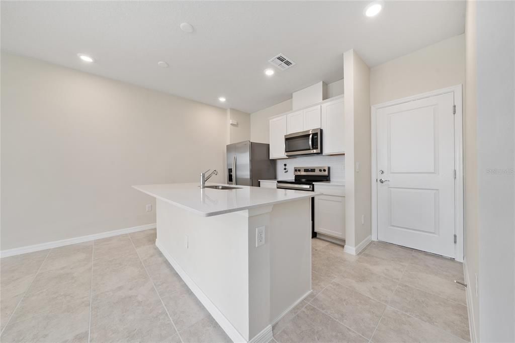 Activo con contrato: $2,650 (3 camas, 2 baños, 1556 Pies cuadrados)