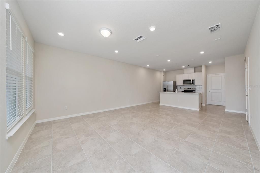 Activo con contrato: $2,650 (3 camas, 2 baños, 1556 Pies cuadrados)