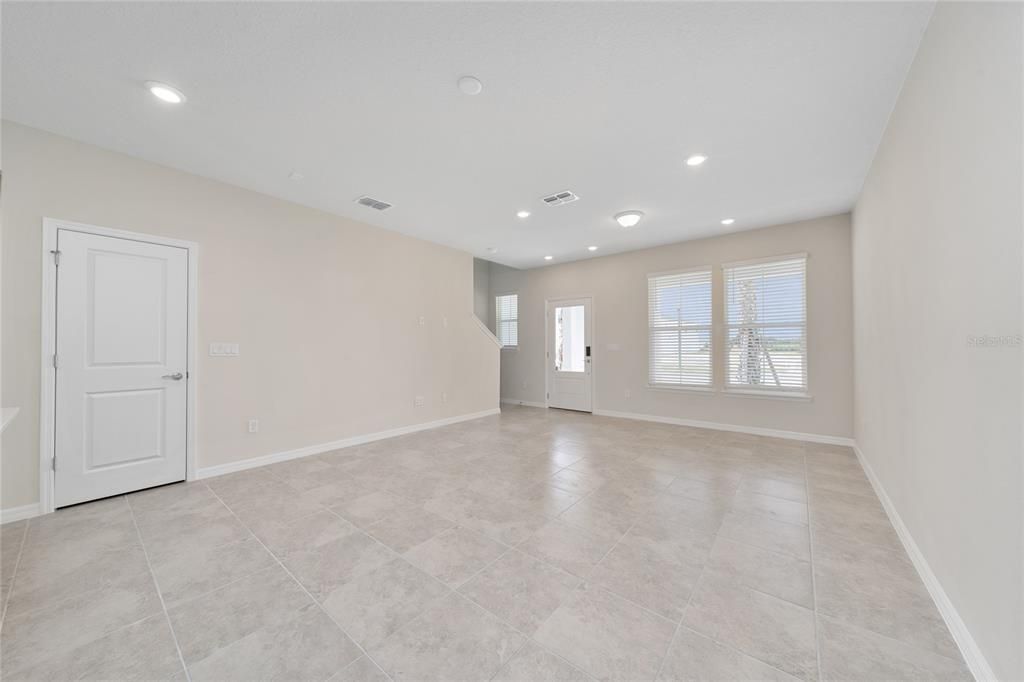 Activo con contrato: $2,650 (3 camas, 2 baños, 1556 Pies cuadrados)