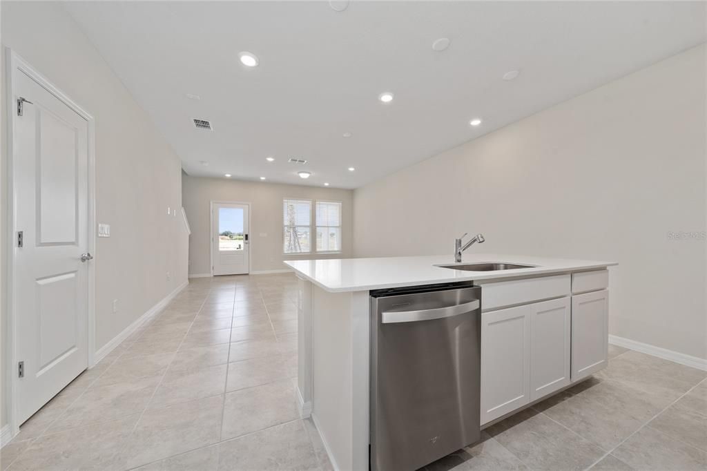 Activo con contrato: $2,650 (3 camas, 2 baños, 1556 Pies cuadrados)