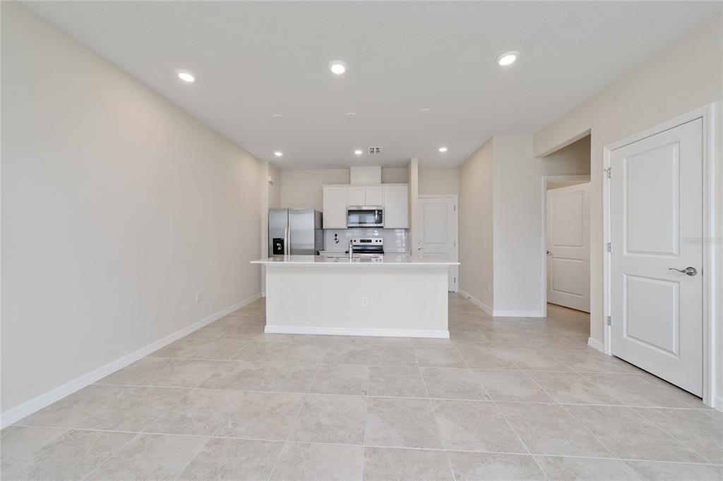 Activo con contrato: $2,650 (3 camas, 2 baños, 1556 Pies cuadrados)