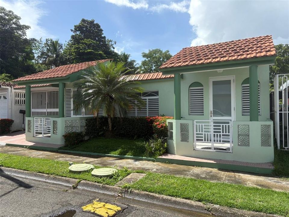 Recently Rented: $1,750 (3 beds, 2 baths, 2000 Square Feet)