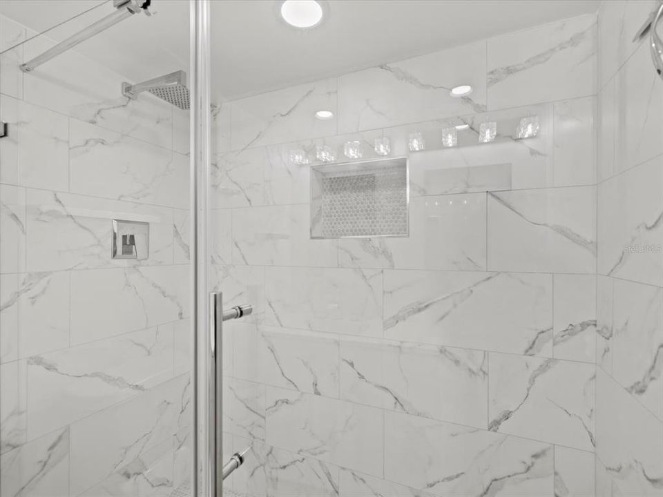 合同活跃: $299,900 (3 贝兹, 2 浴室, 1595 平方英尺)