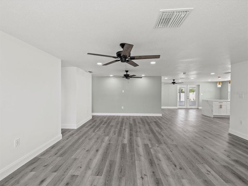 合同活跃: $299,900 (3 贝兹, 2 浴室, 1595 平方英尺)