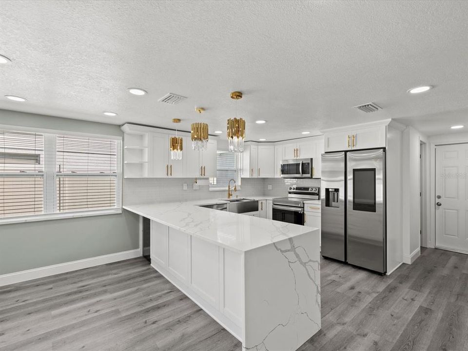 合同活跃: $299,900 (3 贝兹, 2 浴室, 1595 平方英尺)