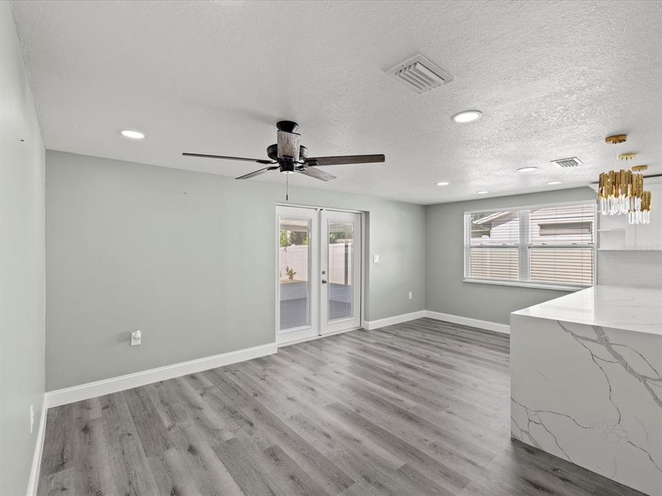 合同活跃: $299,900 (3 贝兹, 2 浴室, 1595 平方英尺)